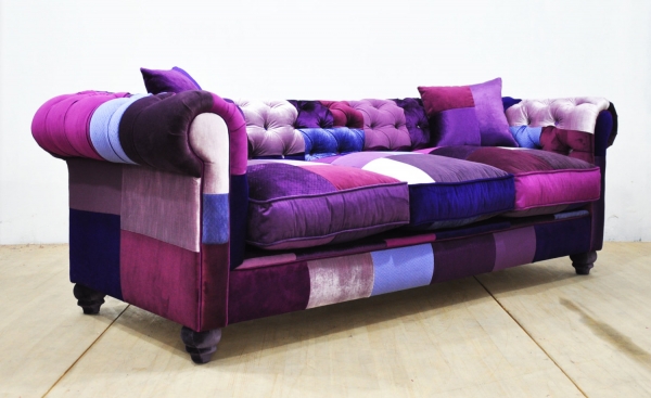 spalvota sofa