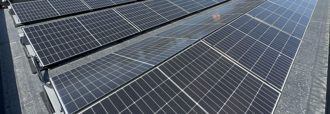 Saulės elektrinė ant plokščio stogo