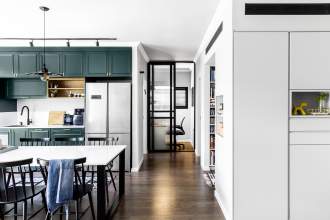 Kaip gražiai virtuvėje įkomponuoti laisvai pastatomą šaldytuvą?
