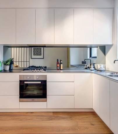 Mirrored backsplash in the kitchen