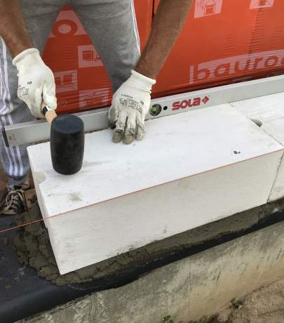Kaip mūrijome pirmą eilę akyto betono blokeliais...