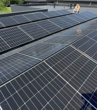 Saulės elektrinė ant plokščio stogo