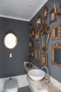 Daug veidrodžių ant sienos