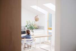 Evelinos šviesūs ir minimalistiniai namai su sūpynėmis
