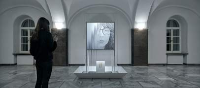 Installation which transforms a selfie to a gravel