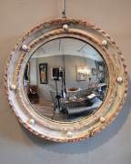 Liokajaus veidrodis (Butler mirror) - sferinis veidrodis namams