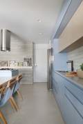 Kaip gražiai virtuvėje įkomponuoti laisvai pastatomą šaldytuvą?