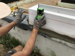 Kaip mūrijome pirmą eilę akyto betono blokeliais...