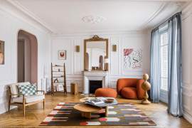 130 kv.m butas Paryžiuje, žavintis spalvomis ir formomis