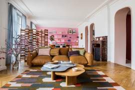 130 kv.m butas Paryžiuje, žavintis spalvomis ir formomis
