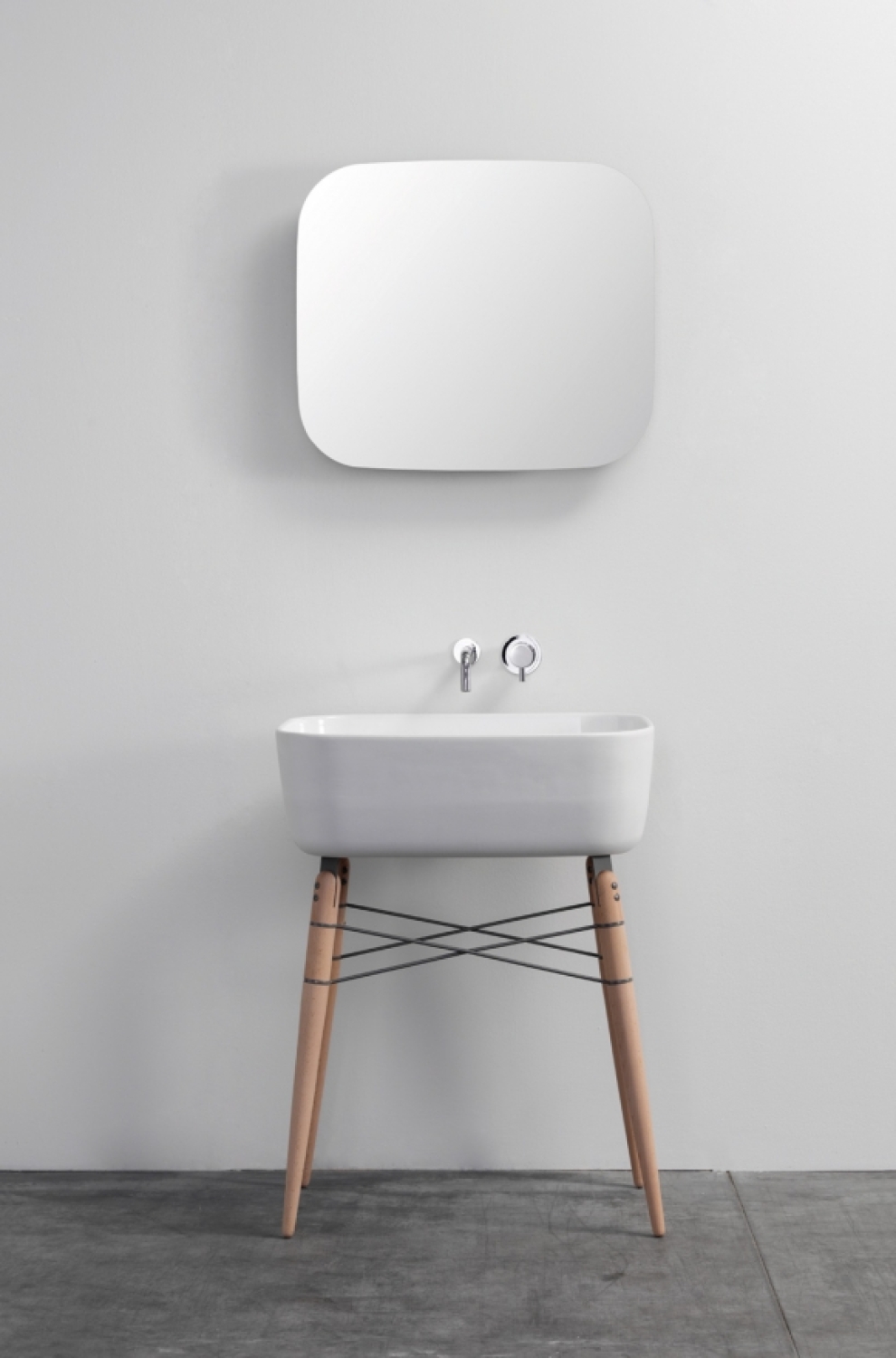 Mirror above washbasin