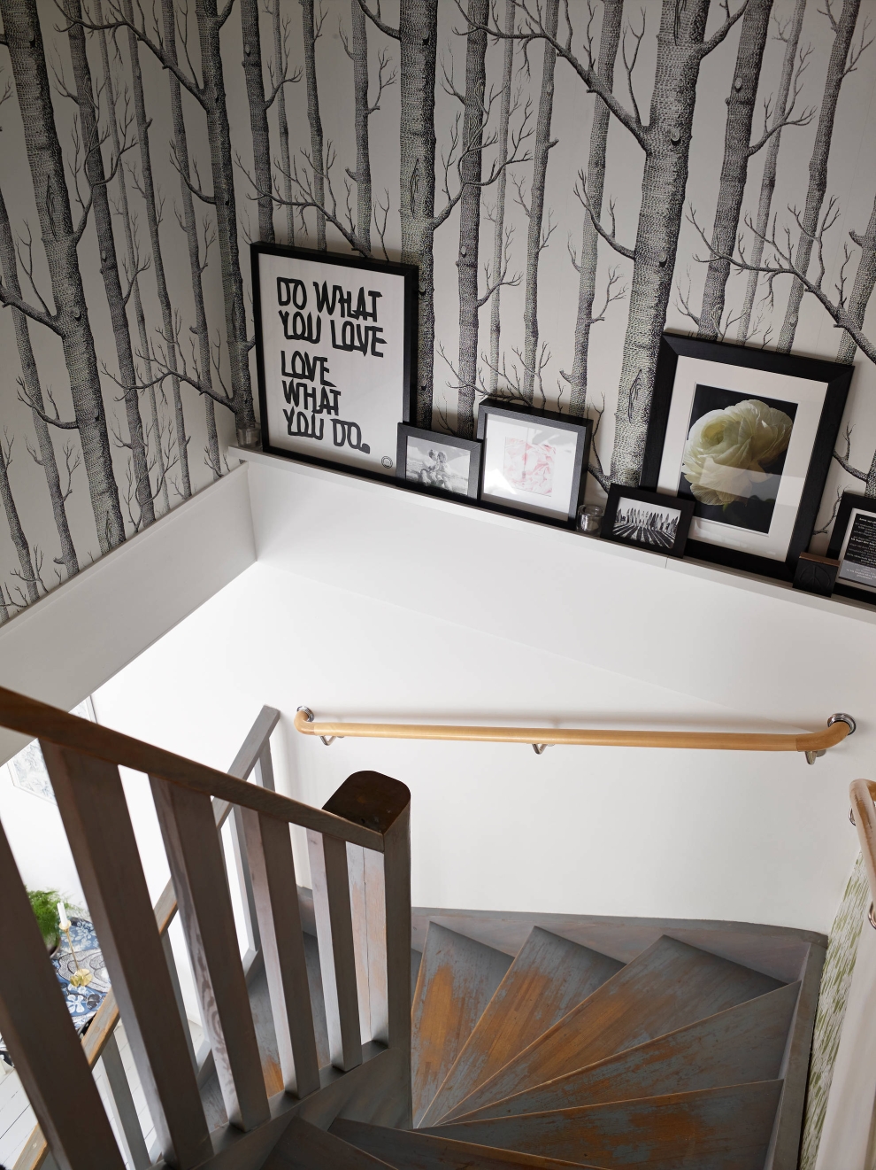 wallpaper above stairs