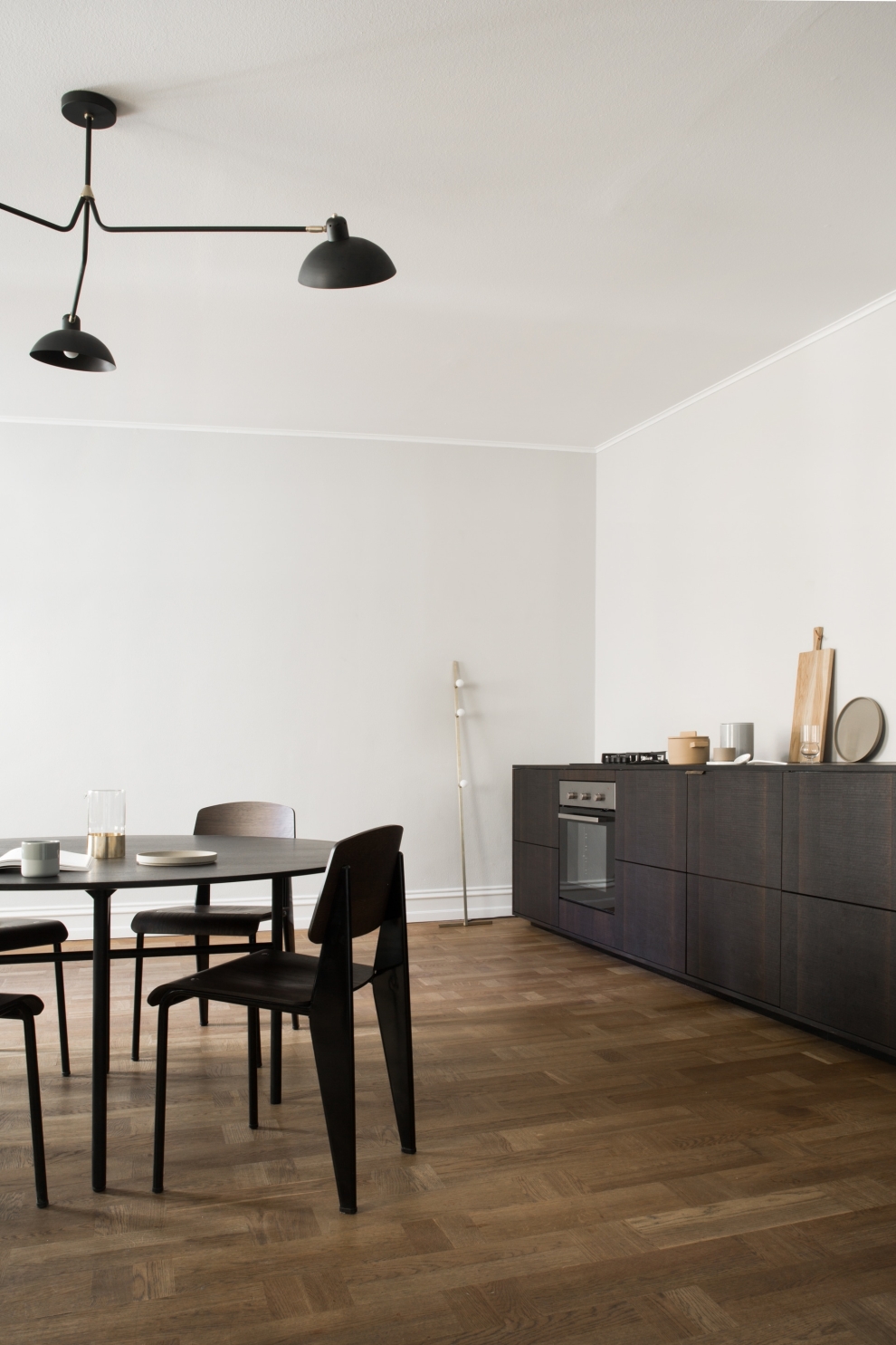 dark kitchen cabinets