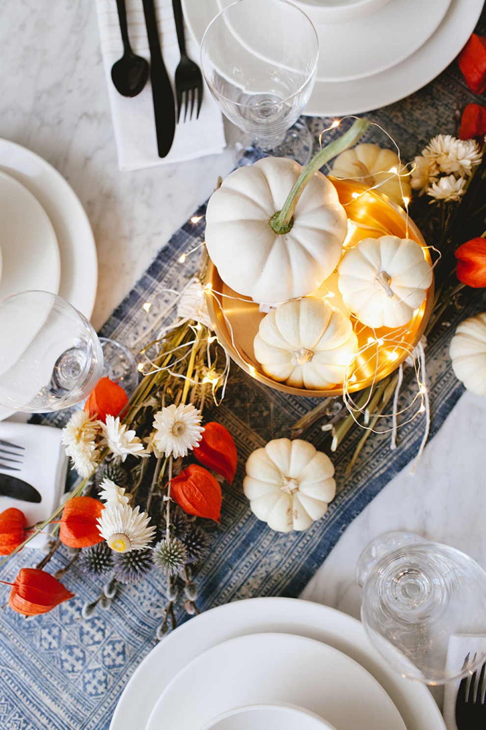 table decorating with pumpkins