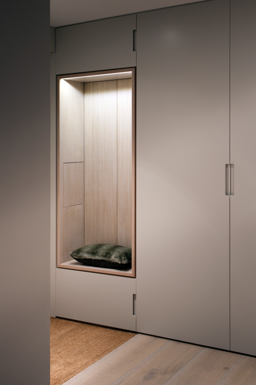 seating place in entryway