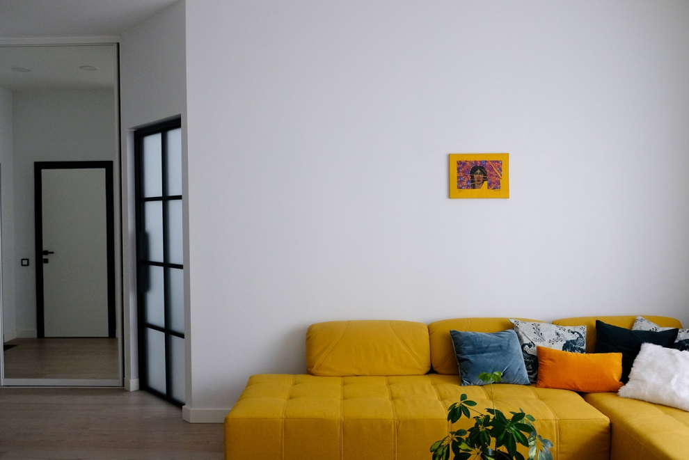 geltona sofa