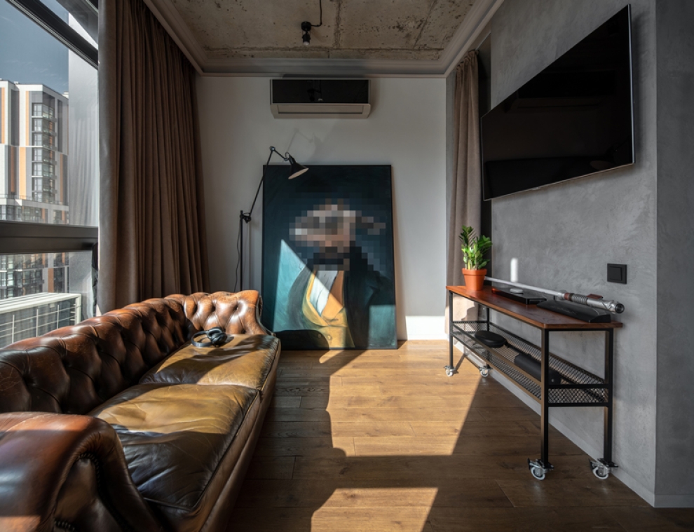 chesterfiel stiliaus sofa svetaineje