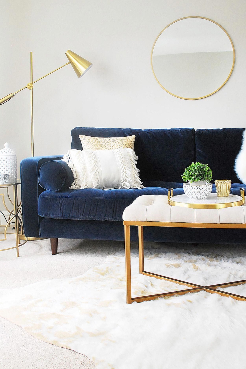 tamsiai melyna sofa
