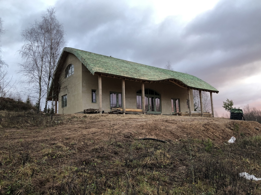 karkasinis-namas-su-molio-apdaila-ir-skiedriniu-stogu