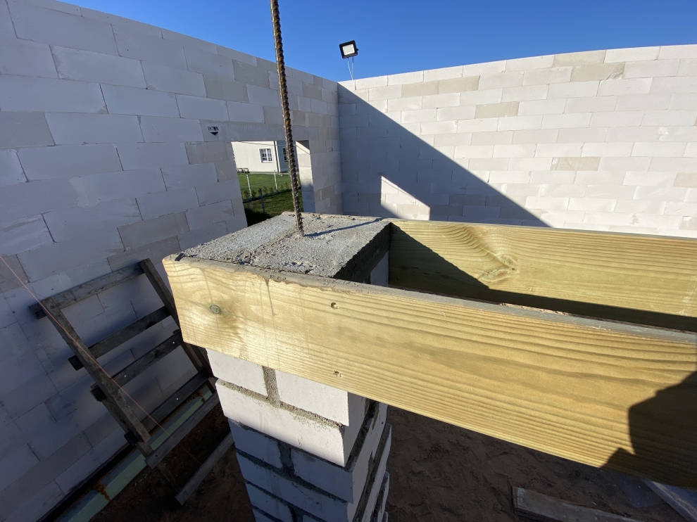 betonas tarp klojiniu