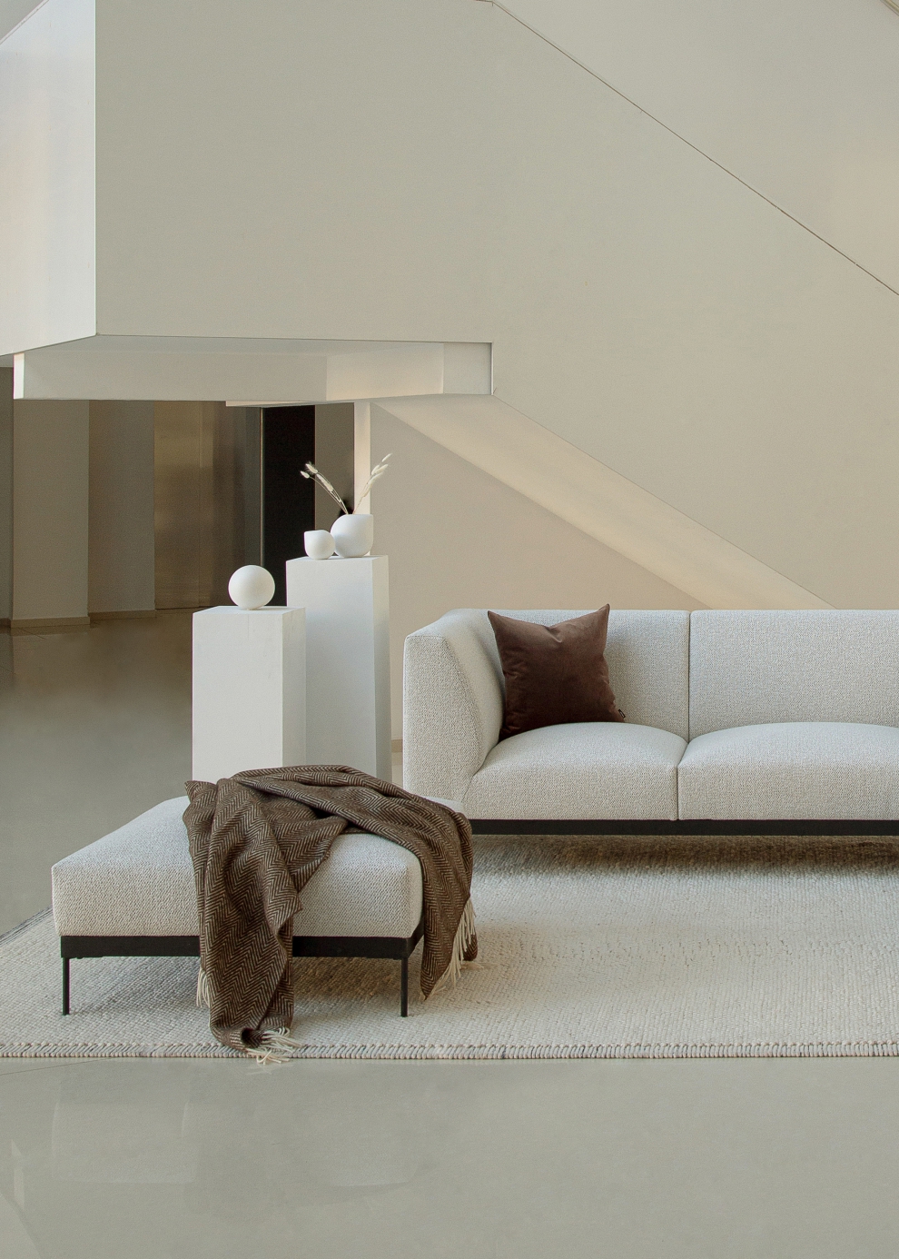 balta moderni sofa