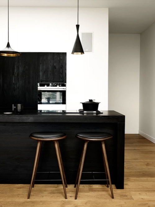 juodi virtuvės baldai