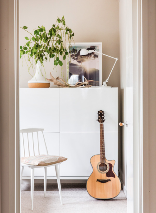 gitara kaip interjero detalė
