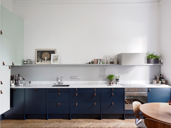 dark blue kitchen cabintes