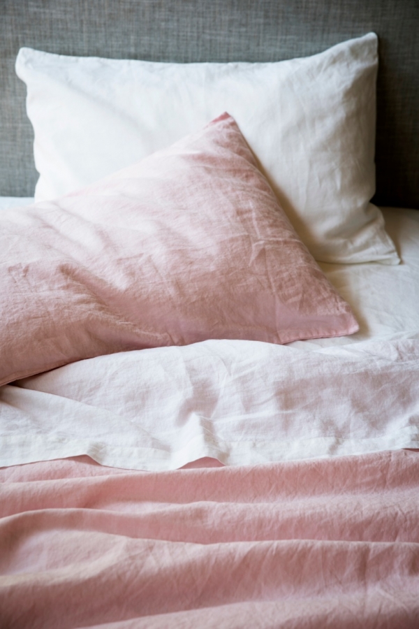 pink bed sheet