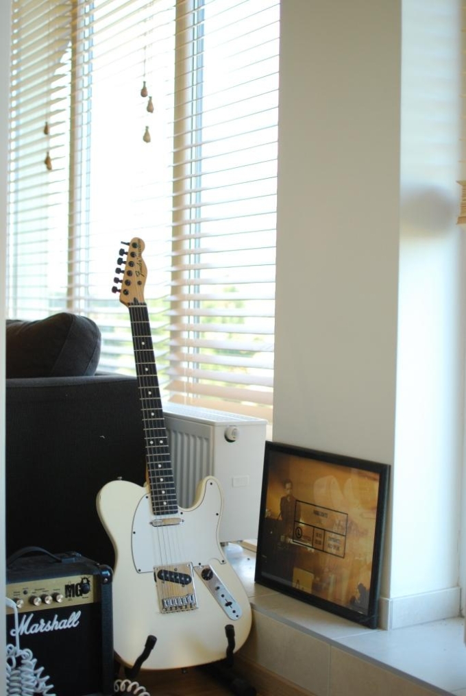 balta gitara